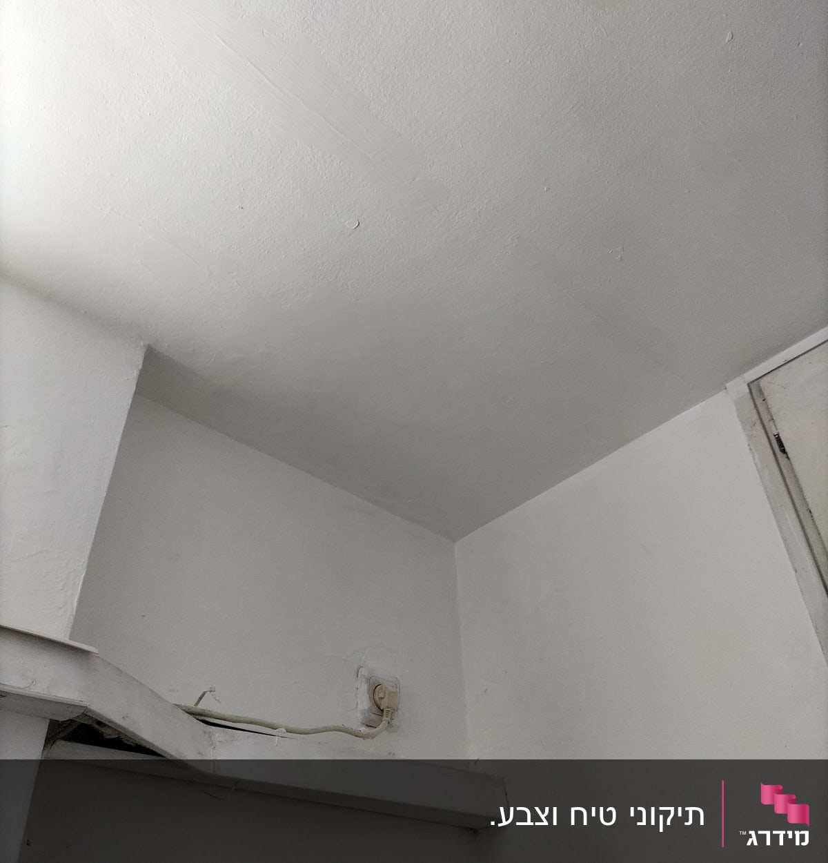 שקע חשמל על קיר לבן עם חוטים חשופים